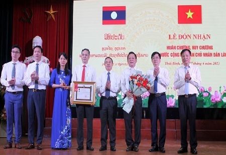 Honors Granted to Vietnamese University for Boosting Laos' Human Resource Development